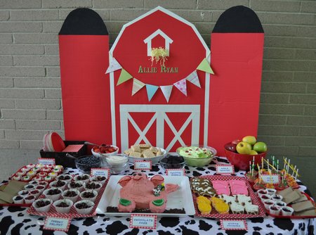 Farm Themed Birthday Party Food: All the best ideas for the food at your farm themed birthday party, from rice krispie hay bales to tractor wheel oreos!
