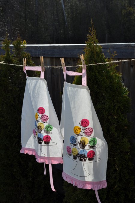 Tea Towel Apron:  easy step by step instrucitons on how to make an apron out of a tea towel and ribbon for kids or adults. 