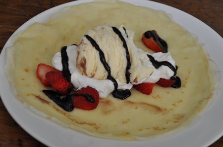 Sweet Crepes: easy sweet crepe recipe made in the blender, perfect to create a dessert buffet for friends withs of toppings.