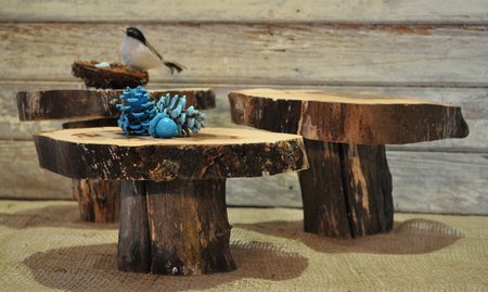 DIY Wood Slice Cake Stand: tutorial to make your own wood slice cake stands perfect for rustic entertaining, parties, or weddings.