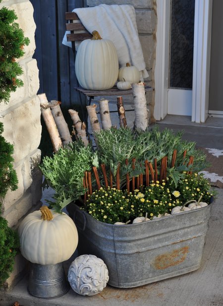 White Fall Outdoor Planter -easy to put together, and something different in neutral fall colours. Discover how to make this linear style planter for fall.