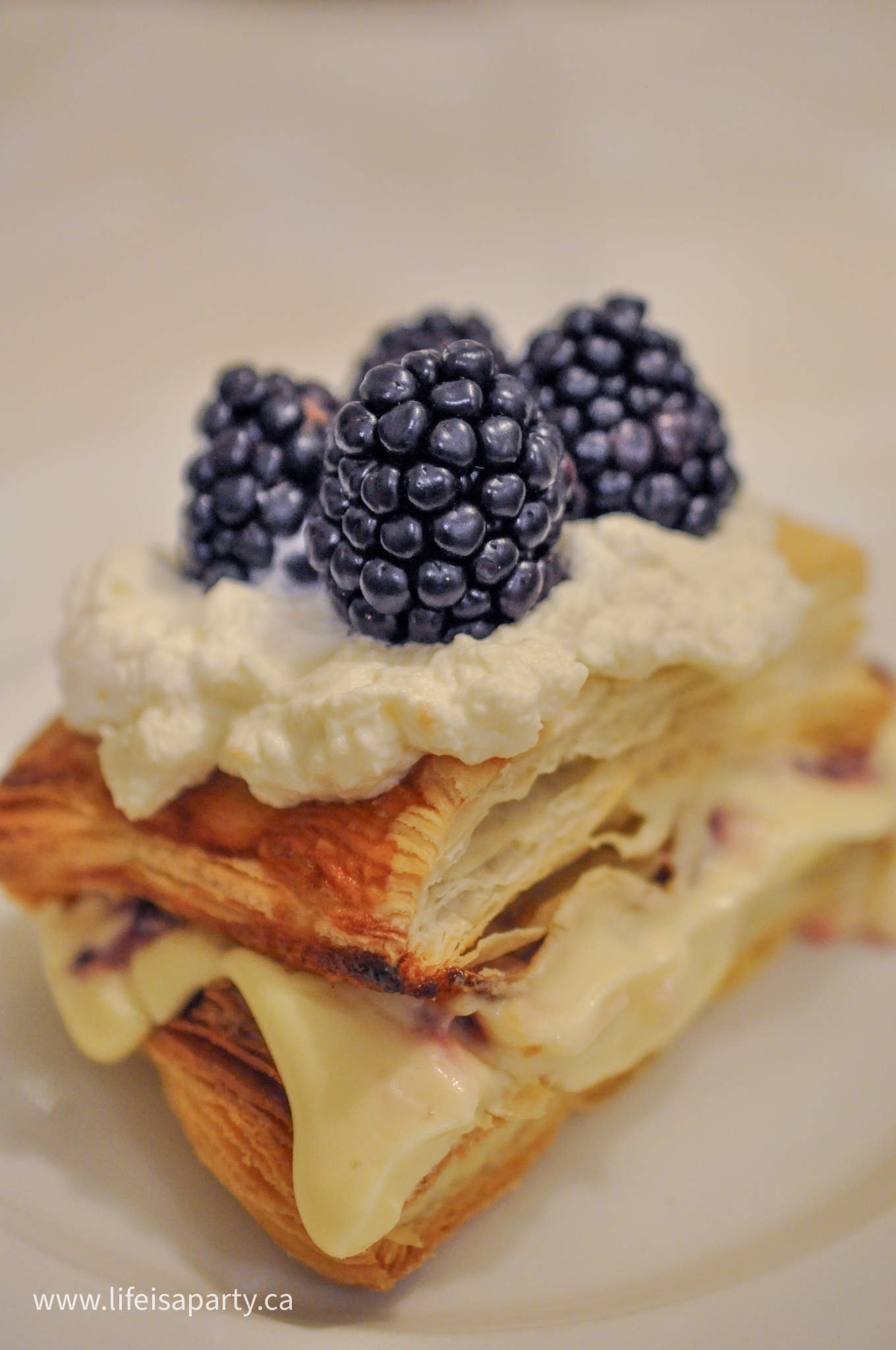 Easy Puff Pastry Dessert: this dessert will remind you of a homemade version of a flakie, quick, easy and perfect for guests.