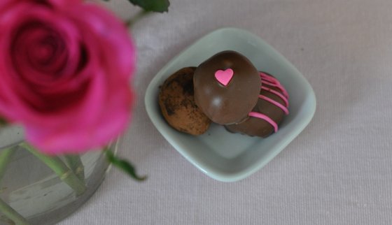Chocolate Truffles: easy home made chocolate truffles. Perfect for gift giving. Add nuts, cocoa, or sprinkles to make them extra special.