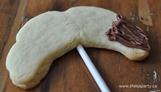 how to ice a mustache cookies