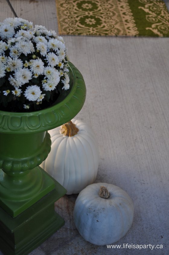 Fall Front Door -beautiful white colour scheme for fall, with a little lime green thrown in. Stunning lima bean wreath how-to and pretty pumpkin decor.