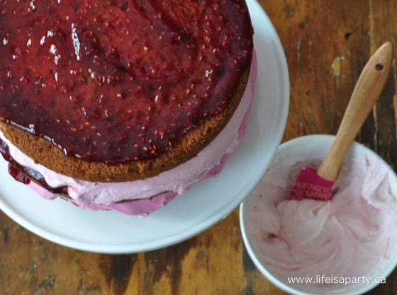 how to make an Almond Cake with Raspberry Jam 