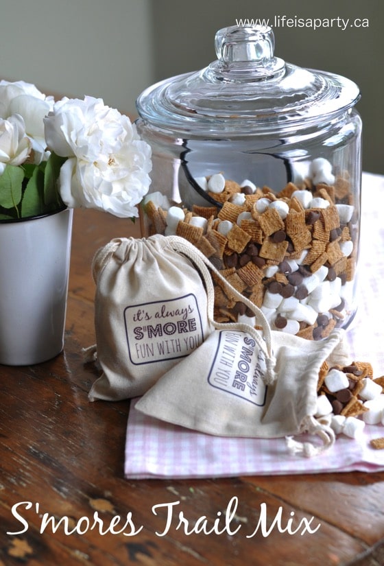 S'mores Trail Mix -Easy recipe that everyone loves, plus a free printable to make the sweet little favour bag, the perfect summer gift.
