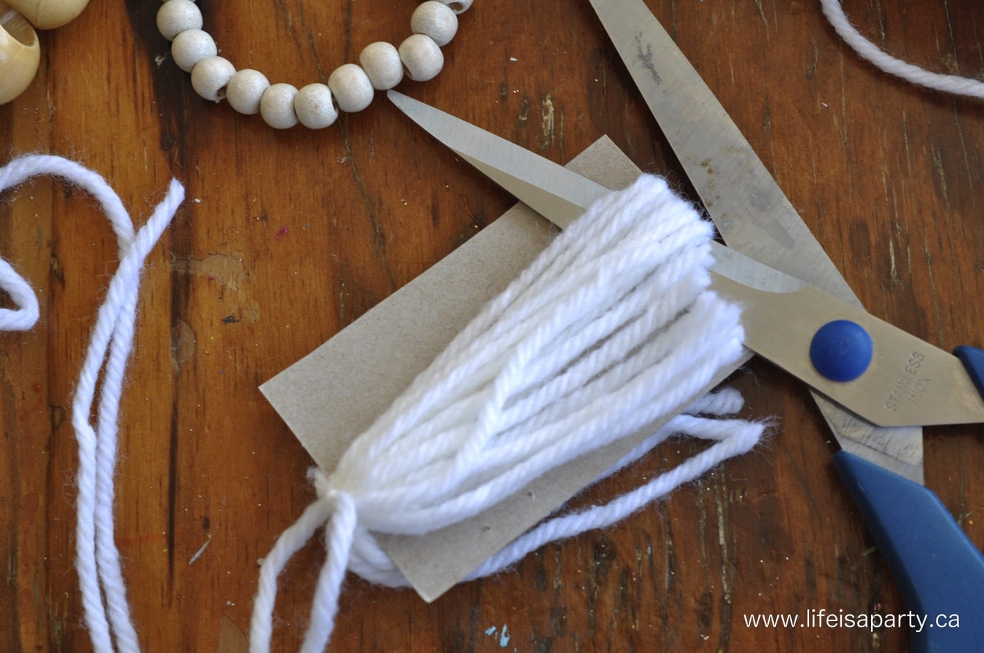 How to make a Yarn Tassel 