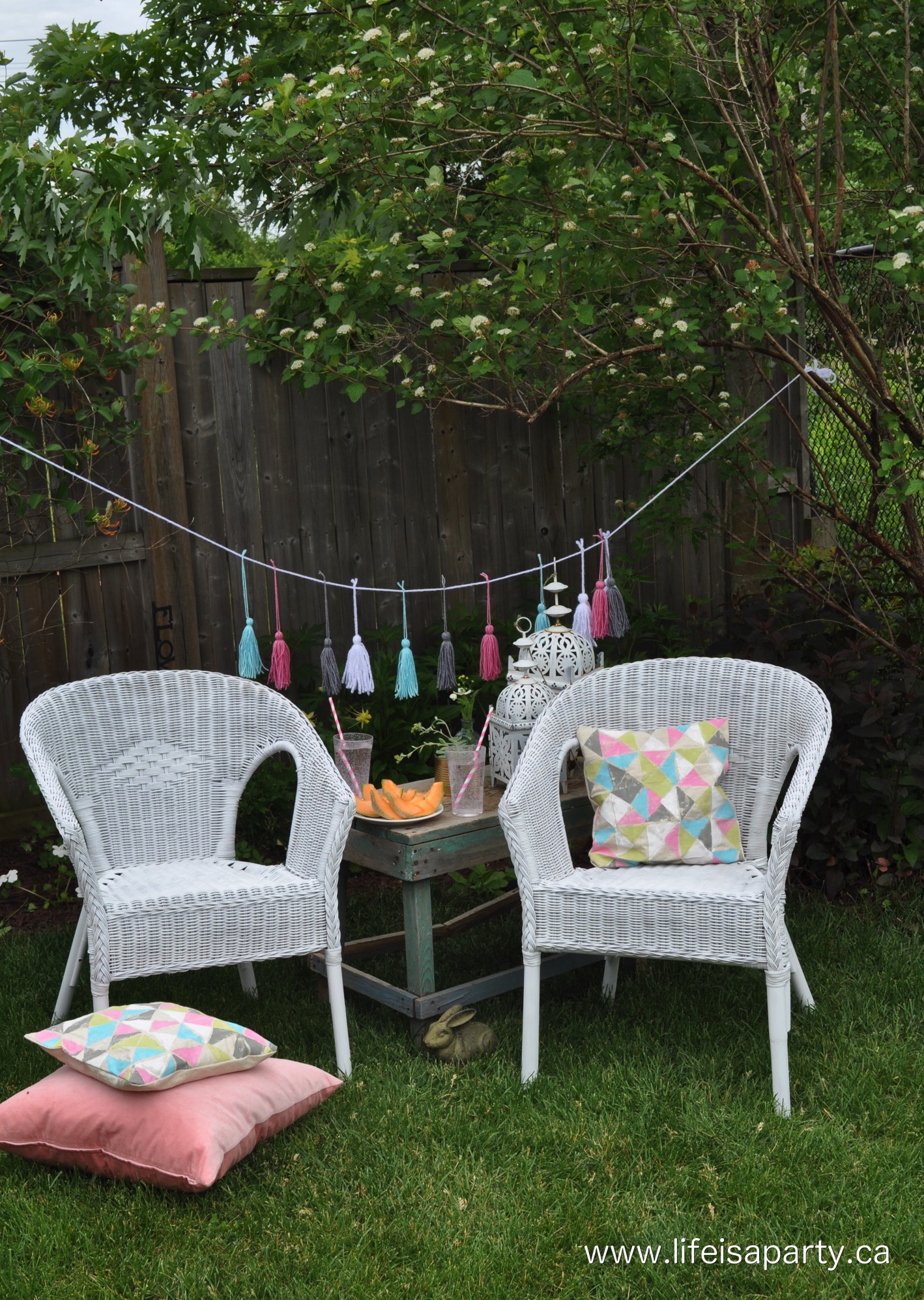 Spray Paint Wicker Chair Makeover: Easy how-to spray paint wicker.
