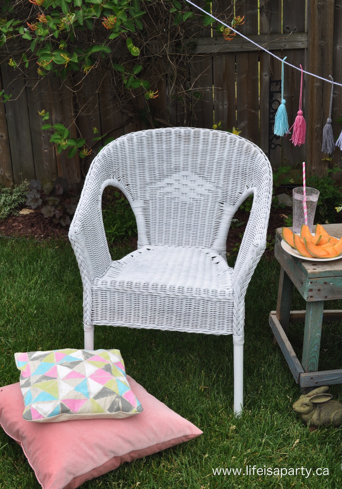 Spray Paint Wicker Chair Makeover: Easy how-to spray paint wicker.