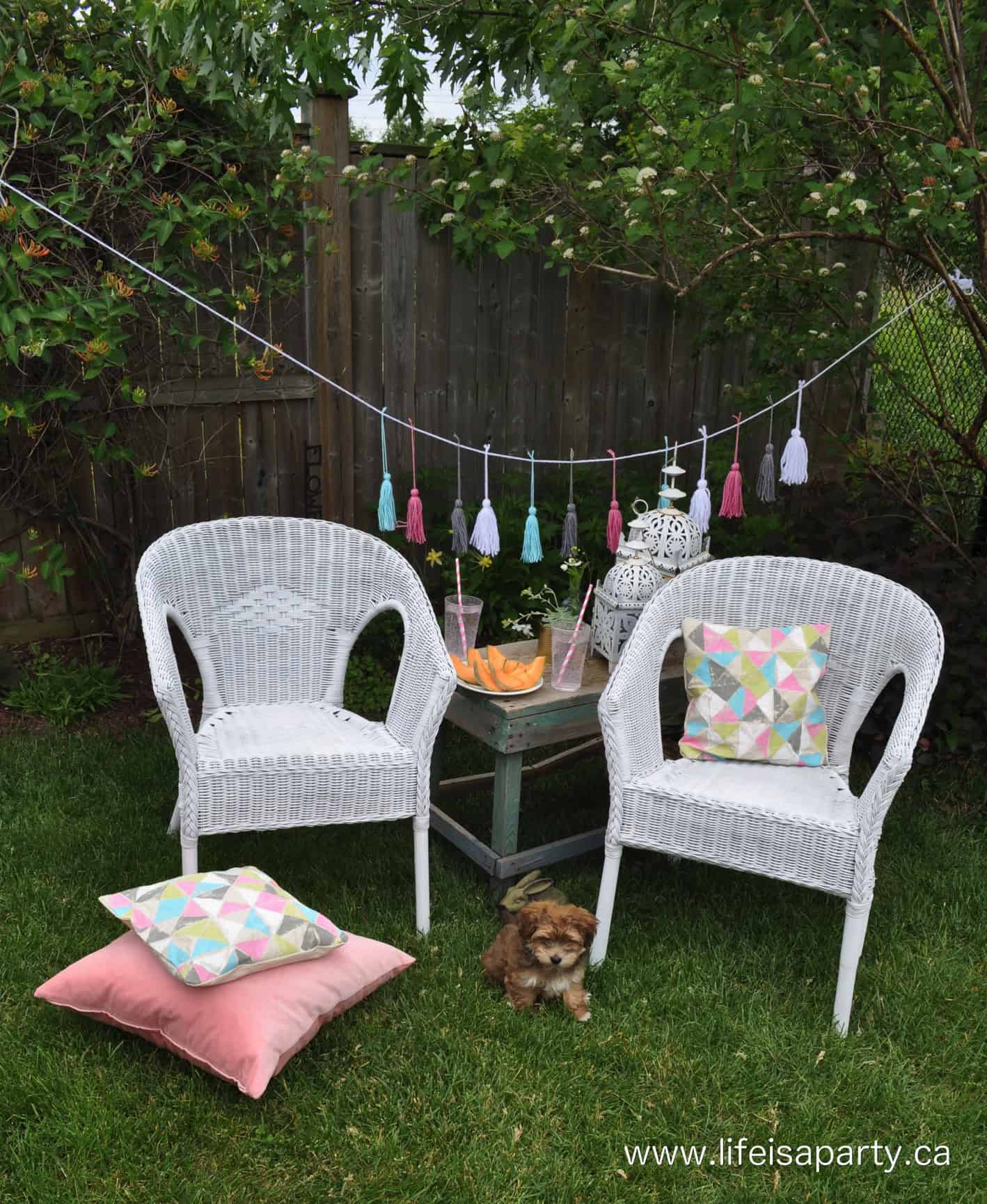 Spray Paint Wicker Chair Makeover: Easy how-to spray paint wicker.