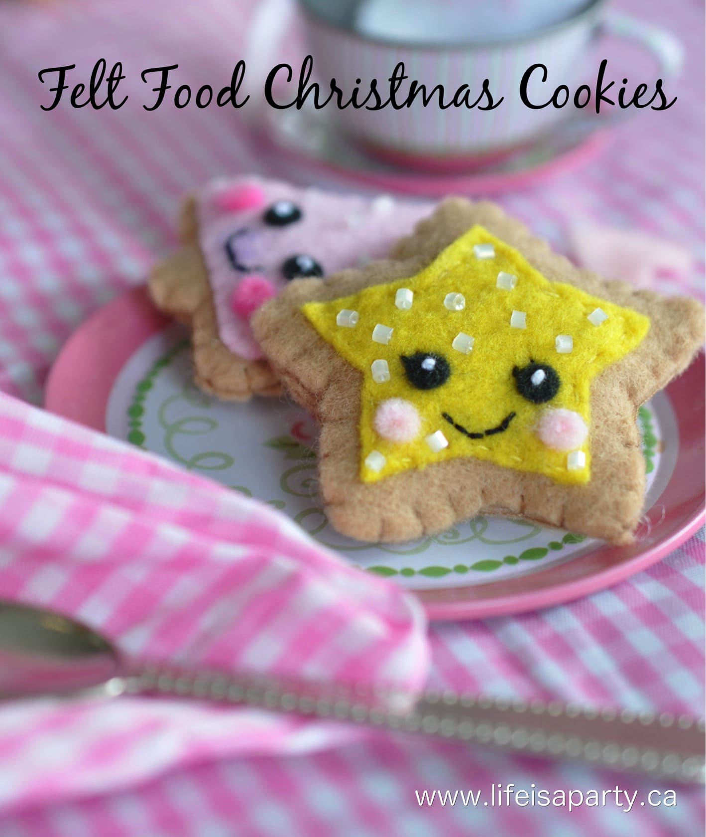 Felt Play Food Christmas Cookies: use cookie cutters to make patterns and embellish with beads and faces to make the cutest felt play food.