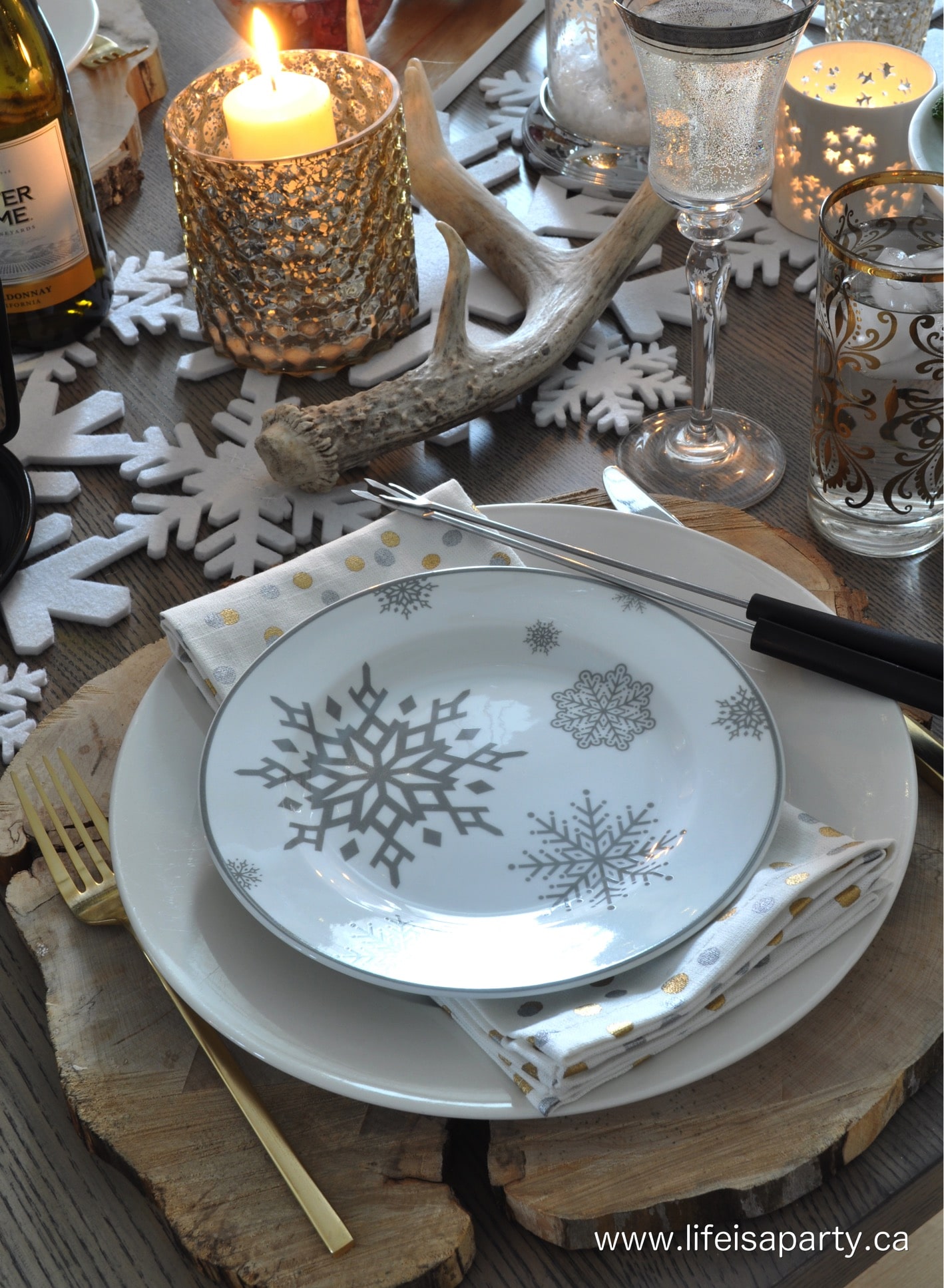 Christmas pacesetting with wood charger, gold cutlery, and snowflake plate.