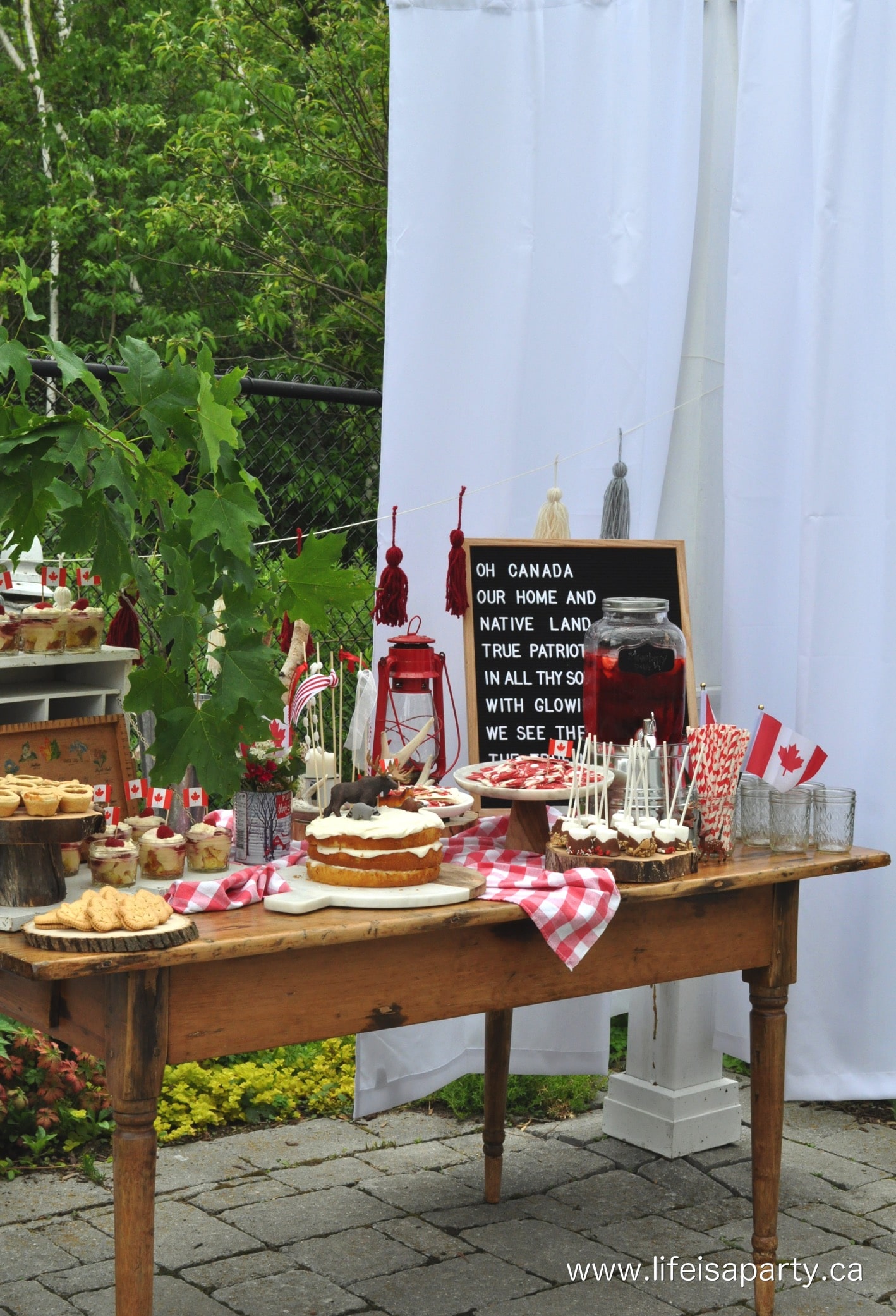 Canada themed dessert table 