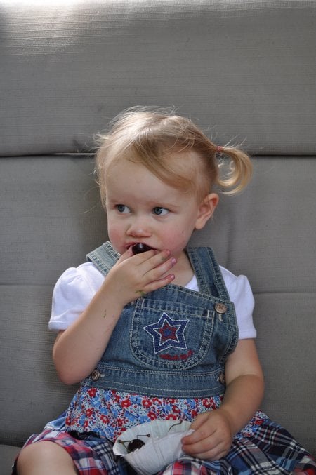 Farm Themed Birthday Party Food: All the best ideas for the food at your farm themed birthday party, from rice krispie hay bales to tractor wheel oreos!