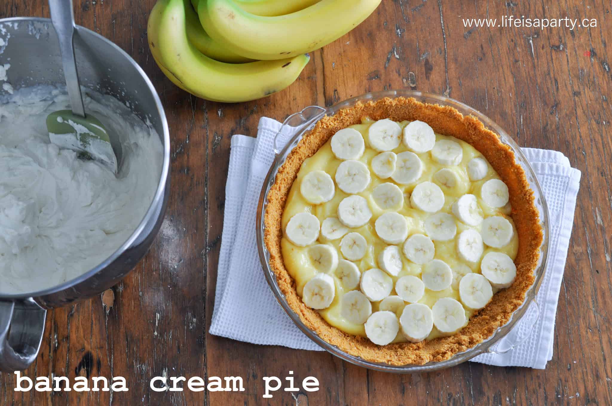 Easy Banana Cream Pie: so quick and easy, graham cracker crust, banana pudding, sliced bananas and whipped cream make this family favourite.