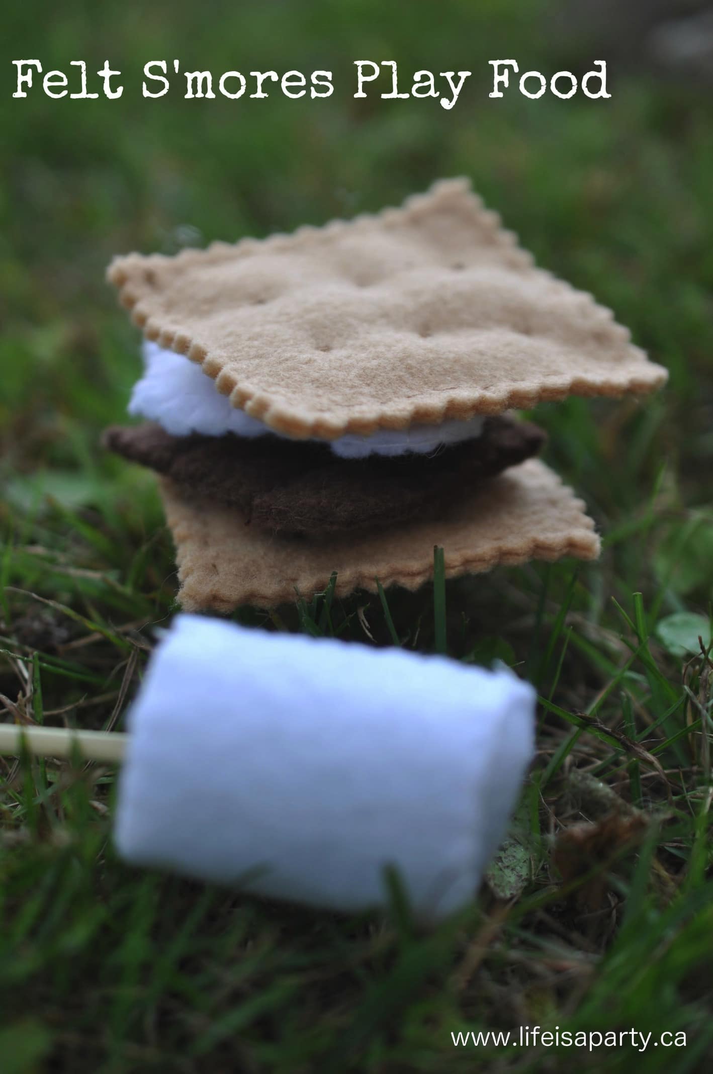 Felt Smores Play Food: these easy homemade toy DIY felt smores for children to use as play food are simple to put together and adorable for dramatic play.