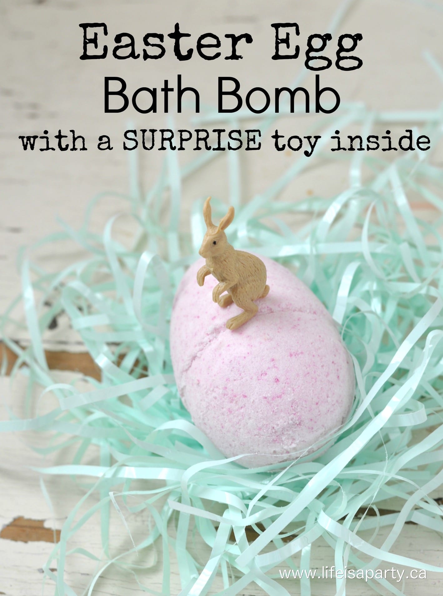 Easter Egg Bath Bomb with a Surprise Toy inside: the perfect diy fizzy, scented bath bomb with a toy inside! Kids will love.