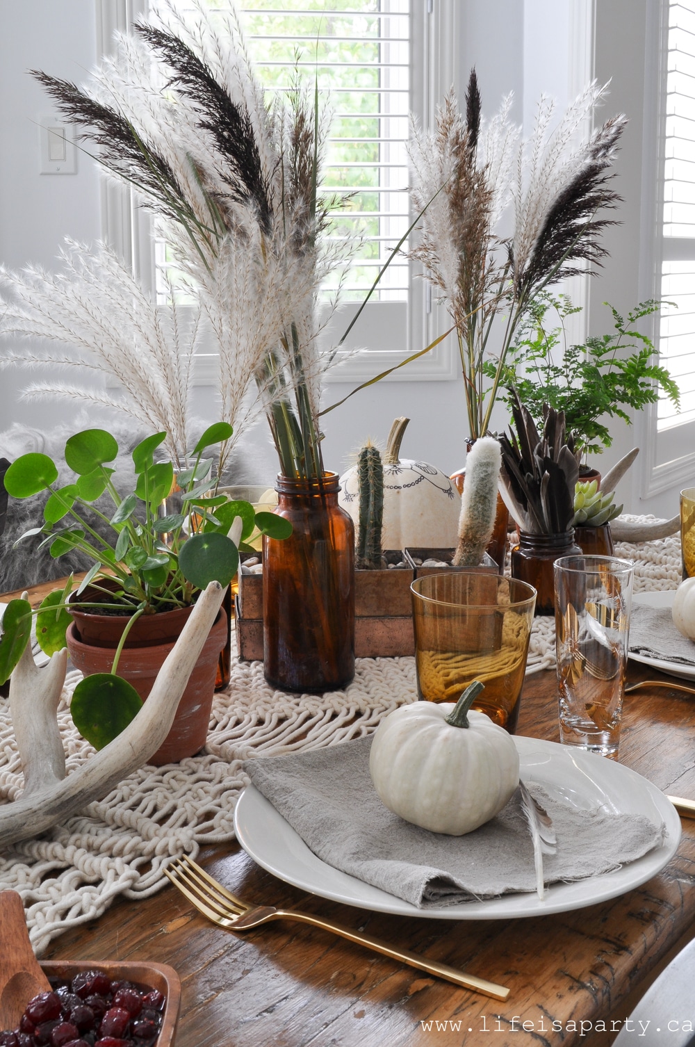 Boho Thanksgiving Table: Elements of Boho Style like macrame, plants, natural elements, colour, and global influence to help you create a boho tablesacpe.