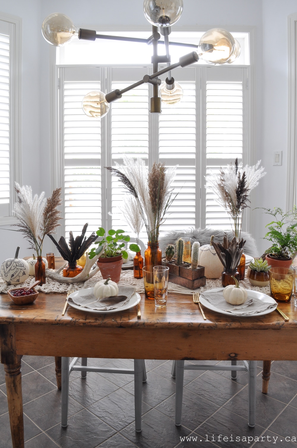 how to set a boho thanksgiving table
