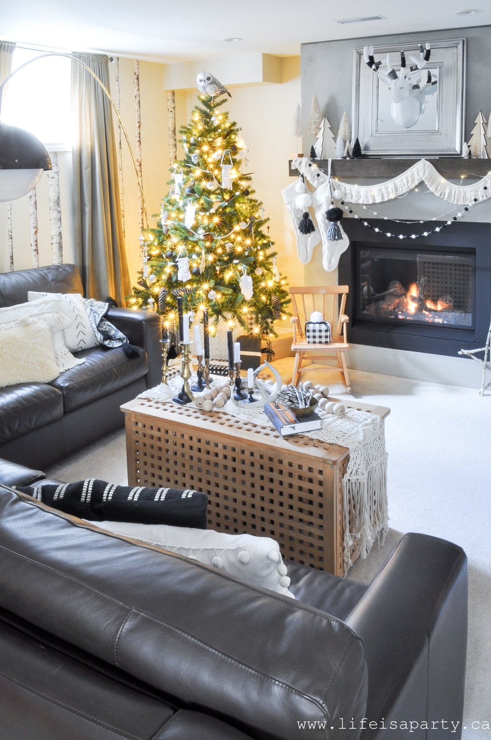 how to decorate with black and white for Christmas 
