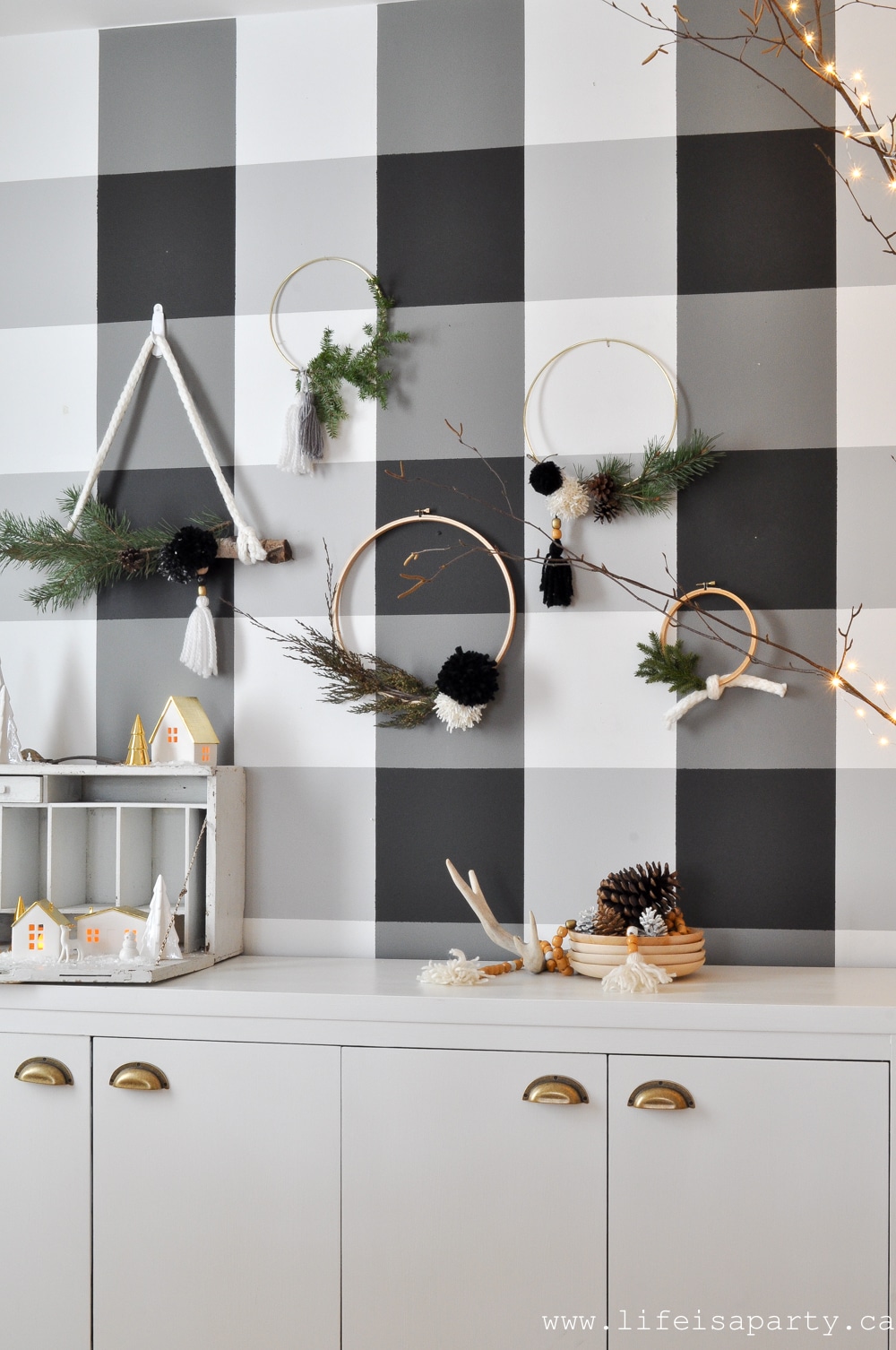 Christmas Home Tour 2018 -Black and White Scandinavian design with a little boho. Lots of natural elements, cozy texture and Christmas twinkle lights.