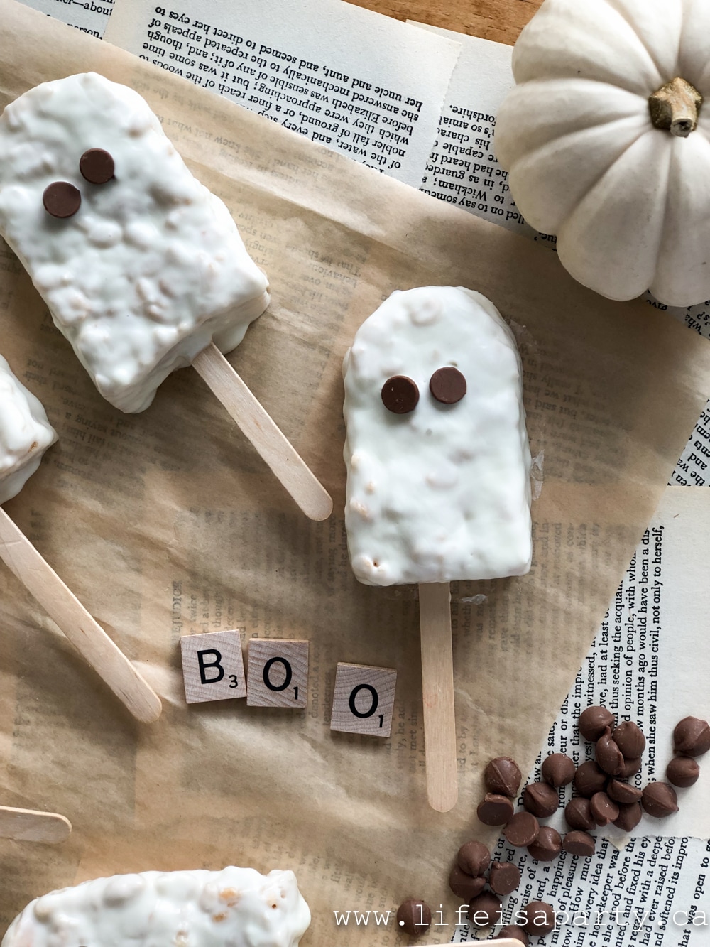 Ghost Rice Krispie Squares: the perfect easy recipe for a special Halloween sweet treat on a stick for your little ghouls and goblins.