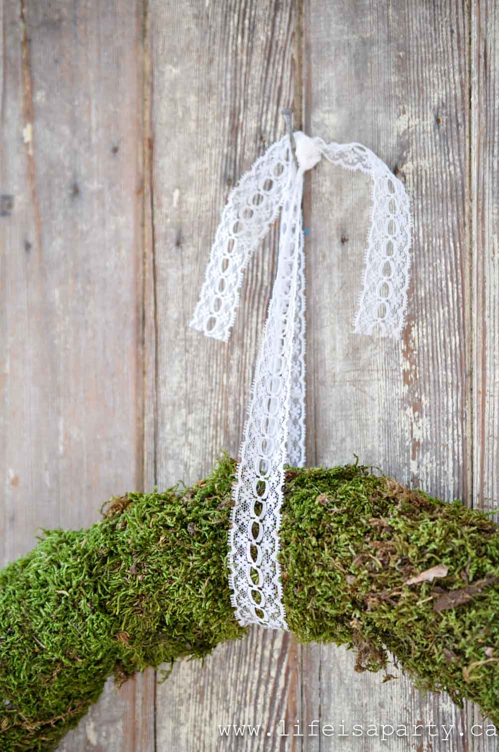 how to make a spring moss wreath
