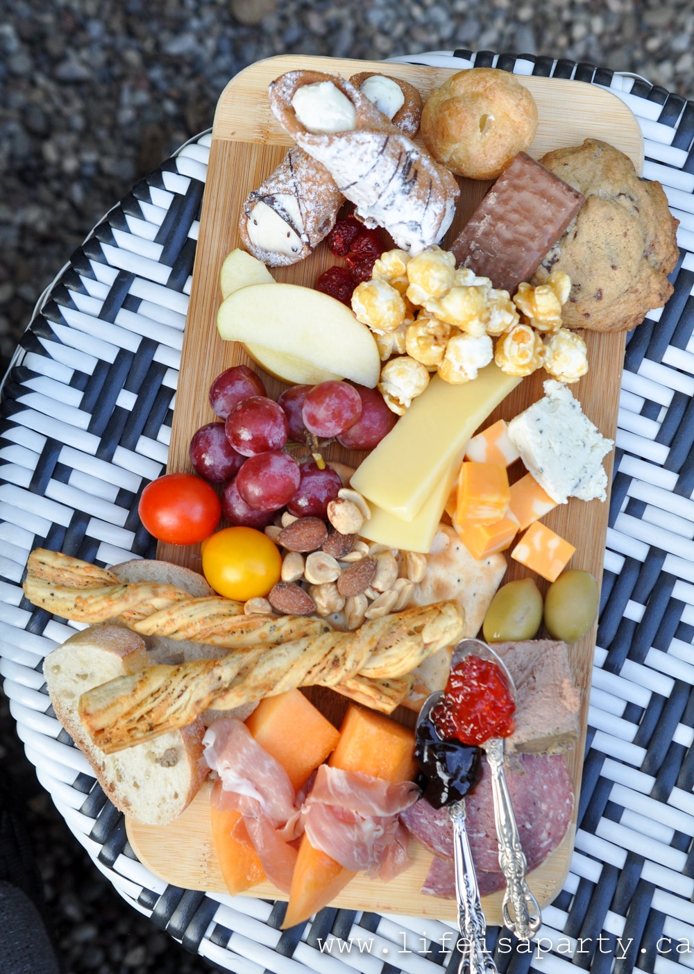 how to make an individual charcuterie board