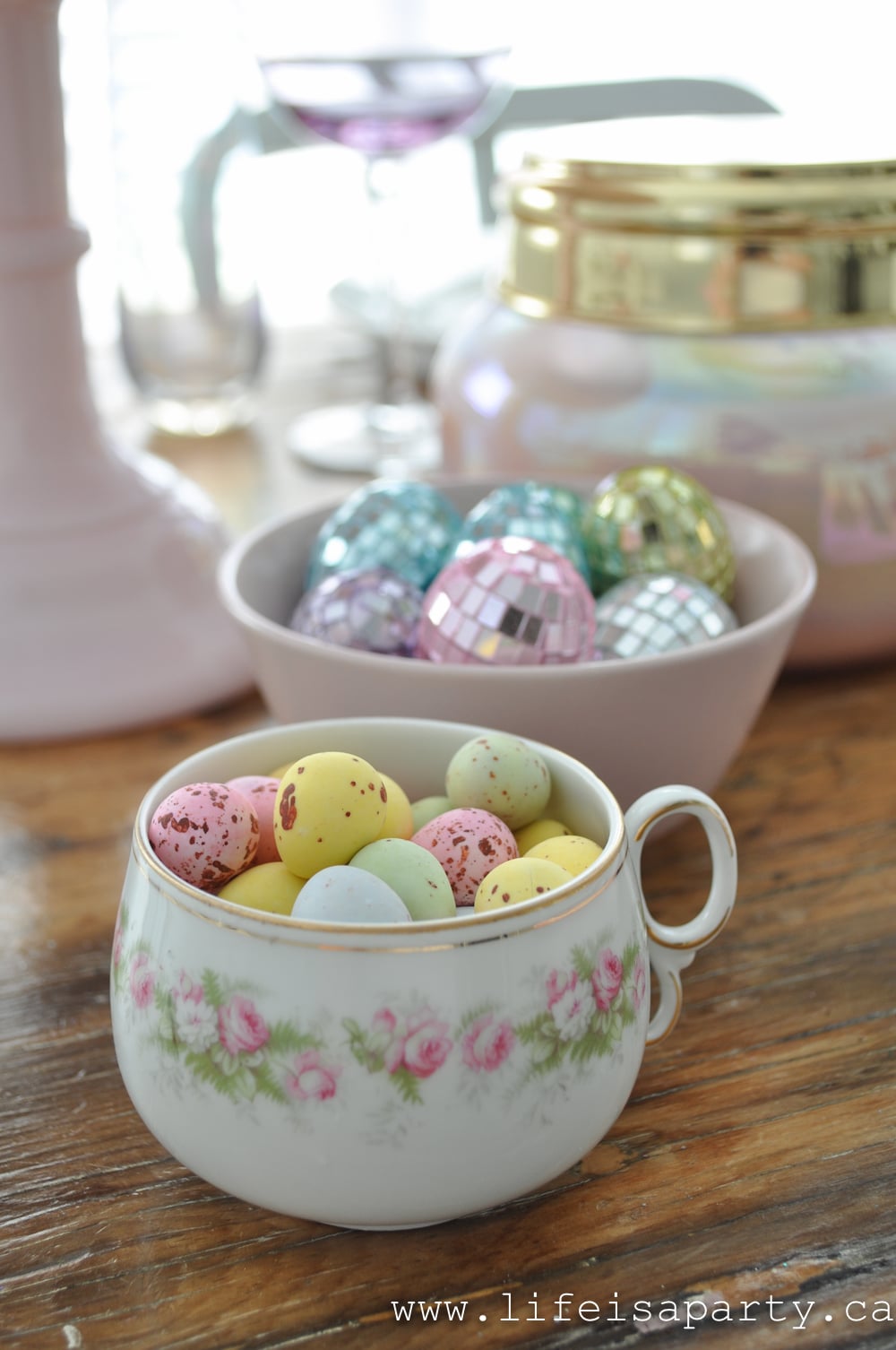 Easter eggs in a teacup