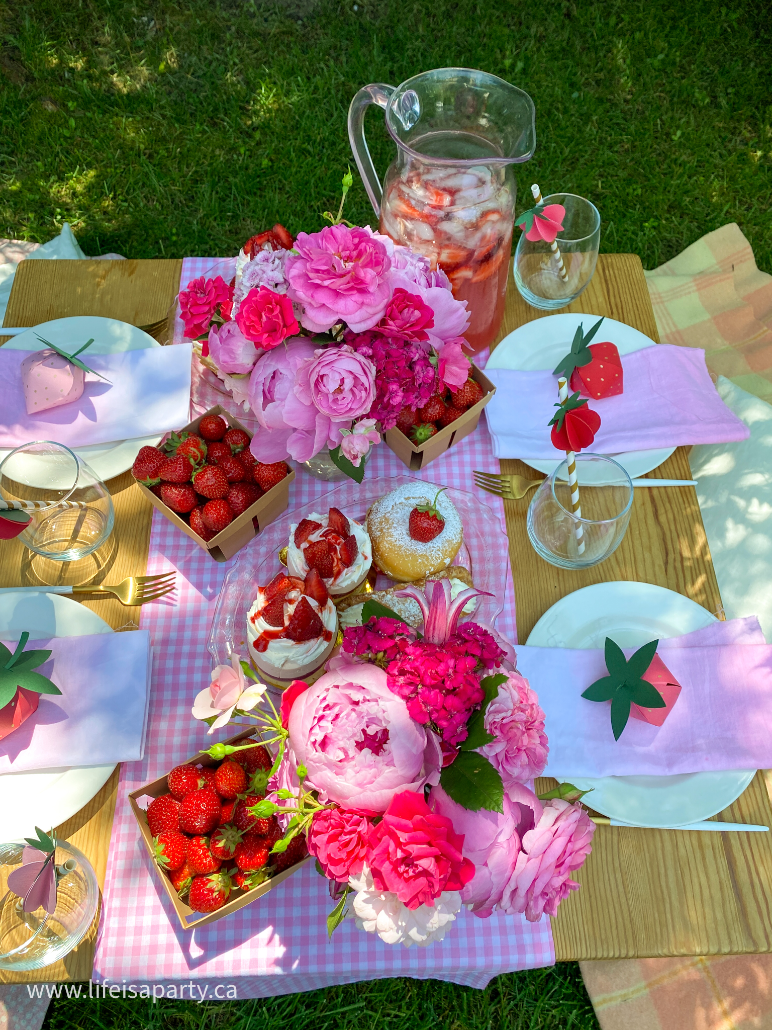 how to throw a strawberry themed party
