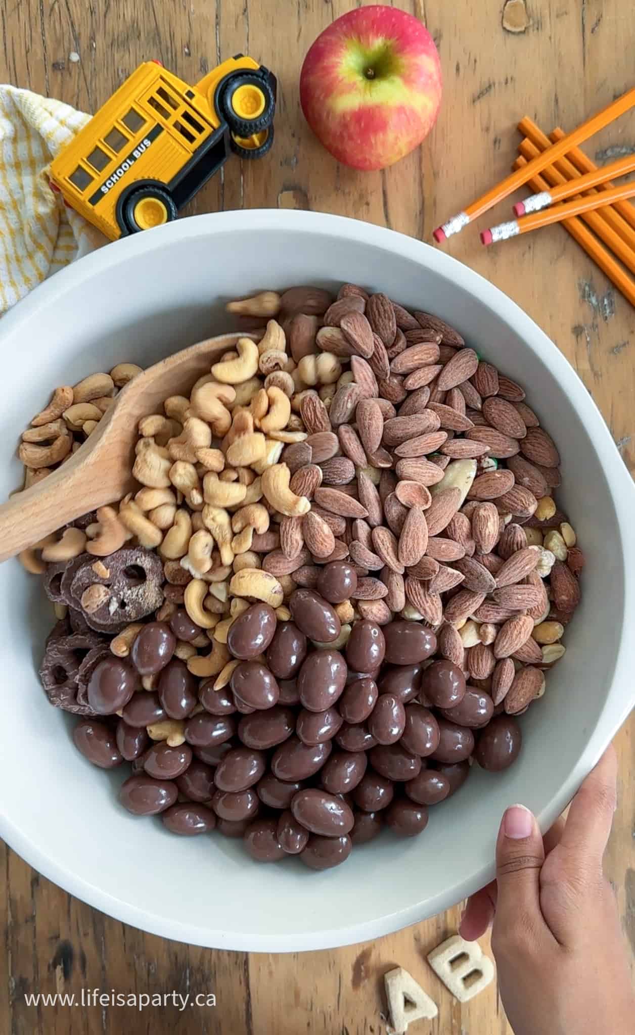 how to make back to school trail mix