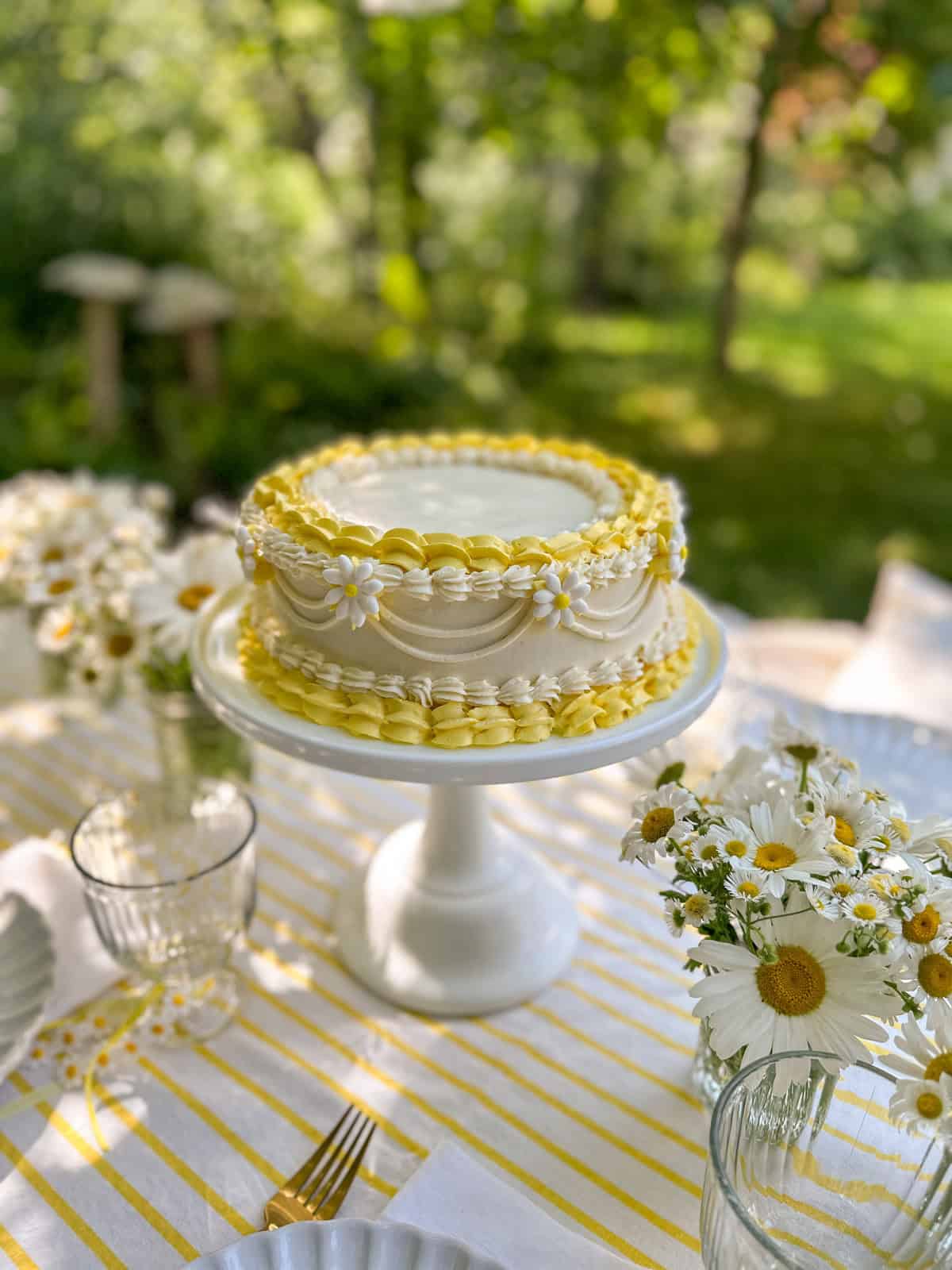 Vintage style daisy cake in white and yellow.