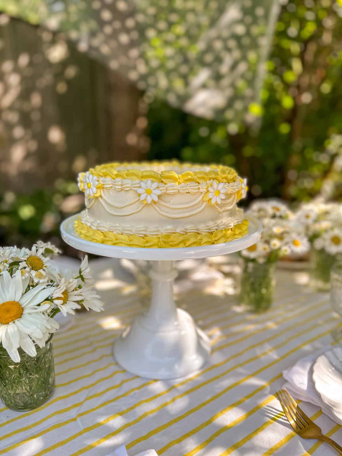 Vintage style daisy cake in white and yellow.